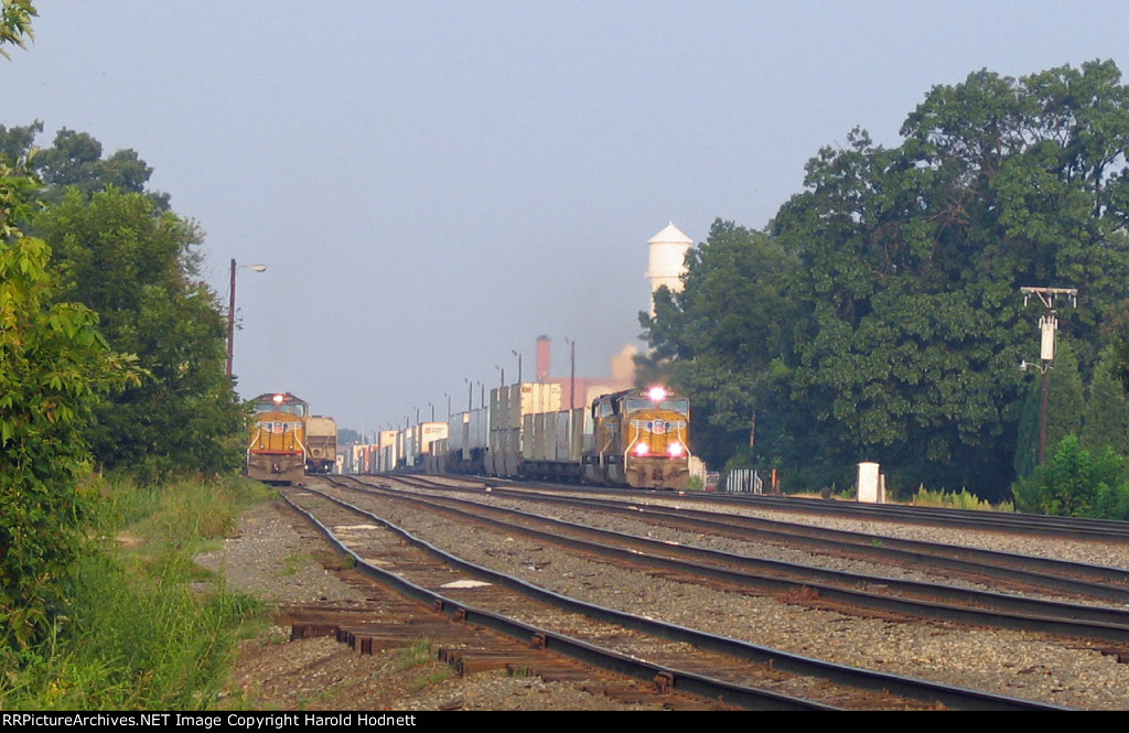 UP 4767 leads NS train 214 northbound